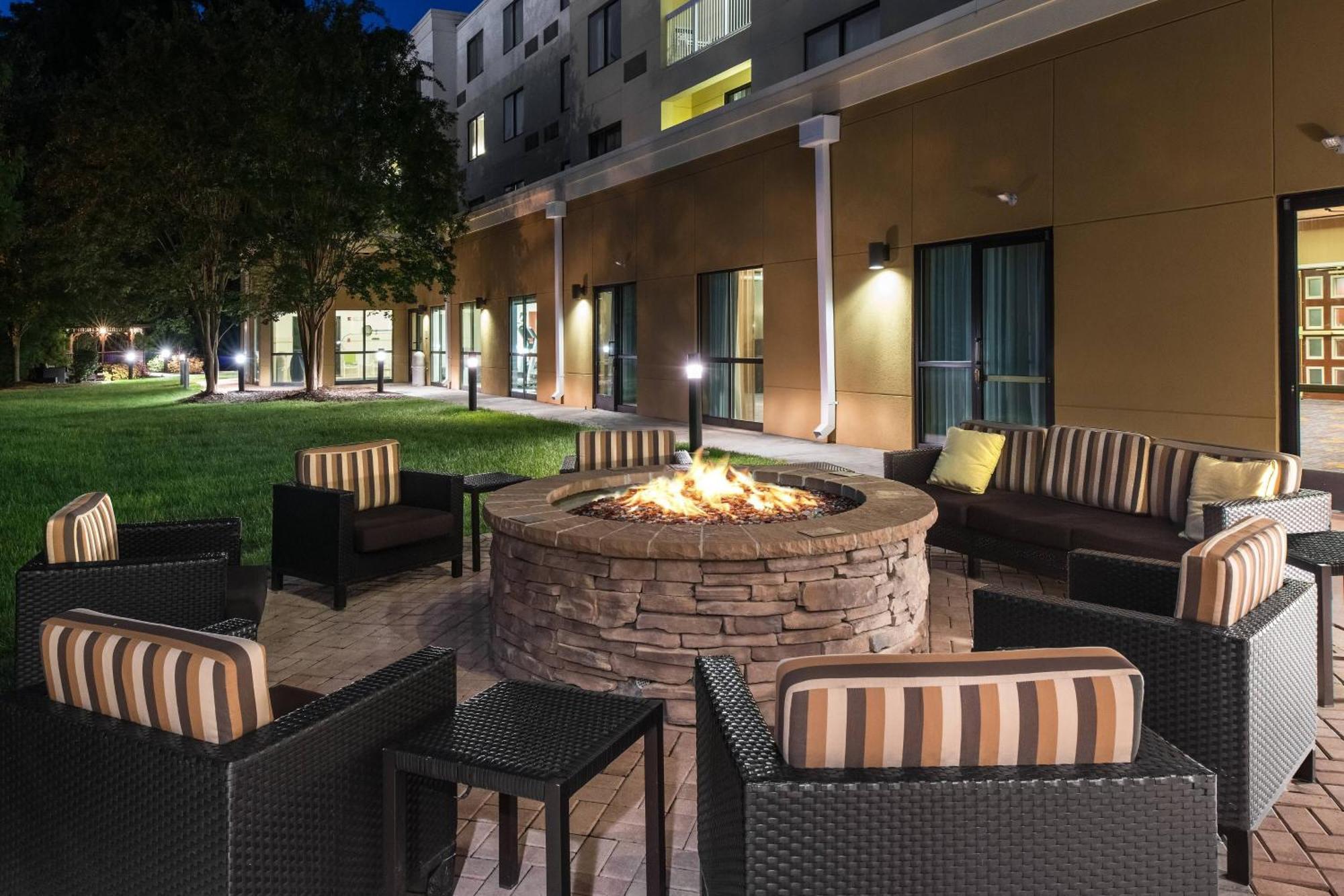 Courtyard By Marriott Charlotte Gastonia Hotel Екстериор снимка