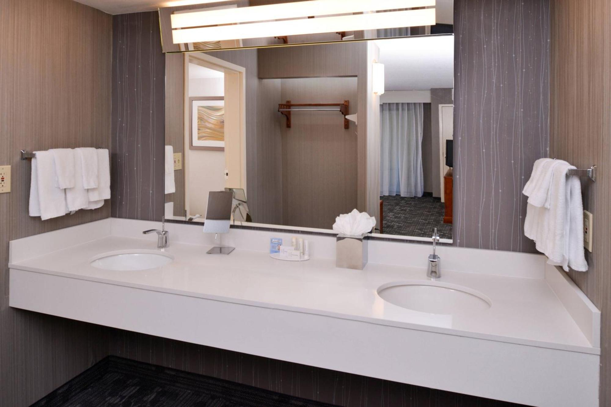 Courtyard By Marriott Charlotte Gastonia Hotel Екстериор снимка